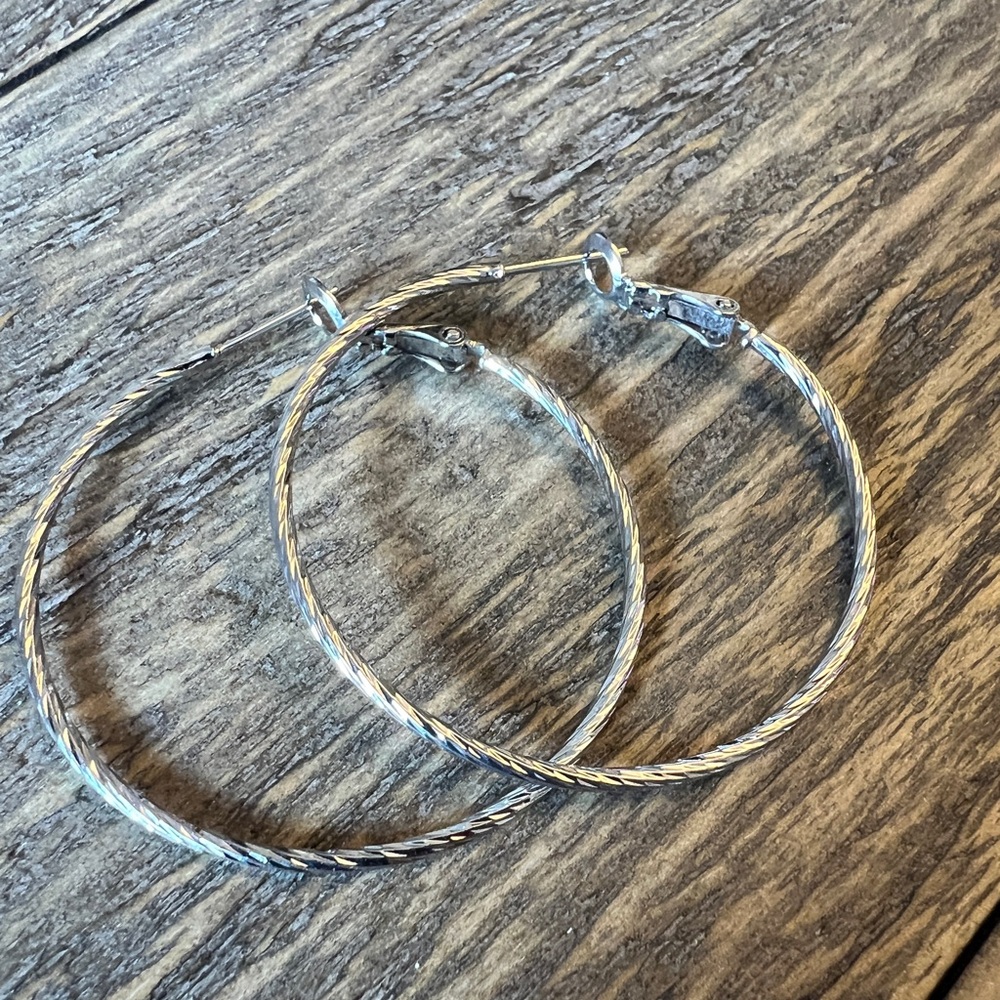 NEW MARLYN SCHIFF 1.5” Hoop Earrings in Silver Tone